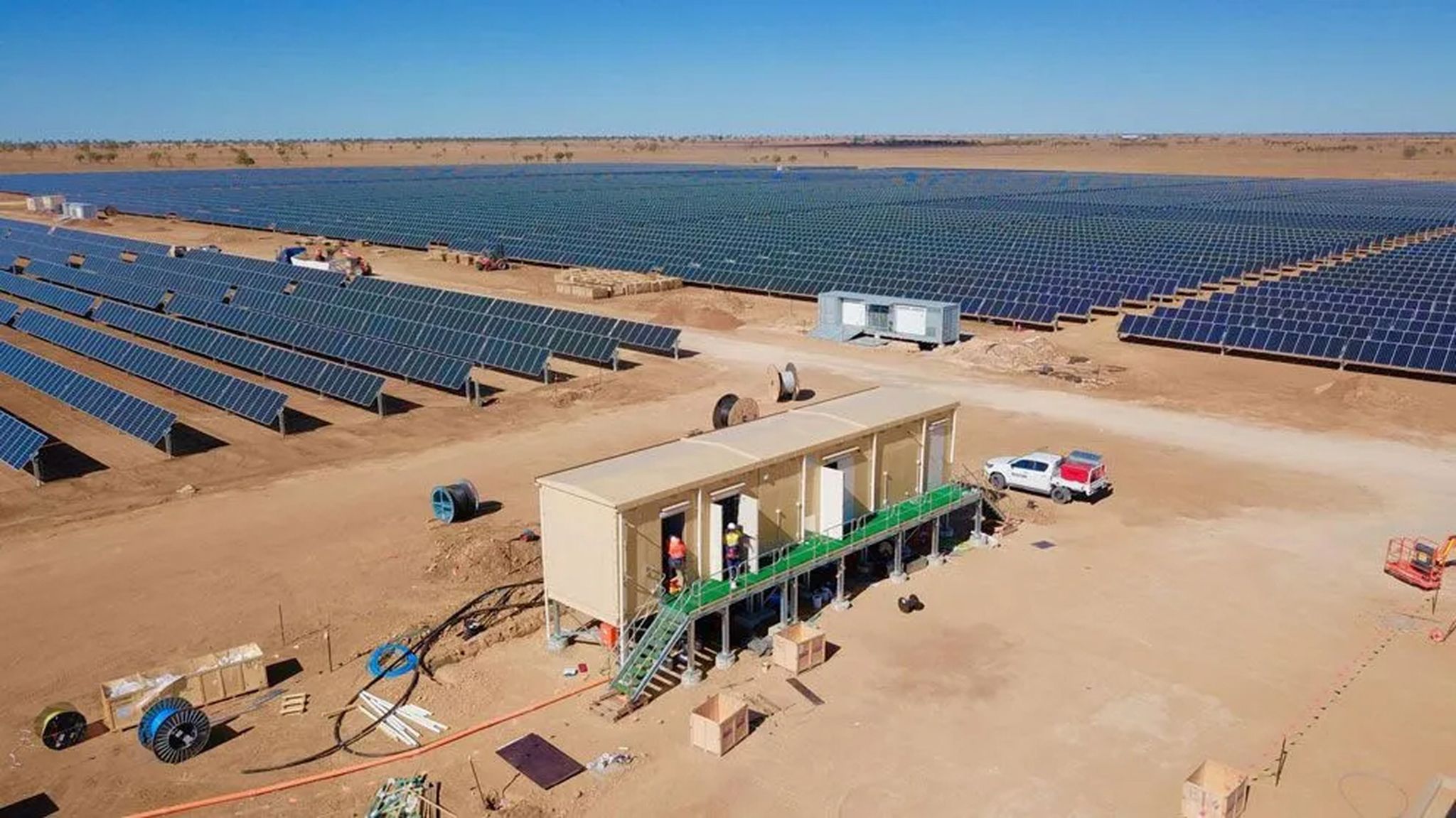 Солнечные и ветряные электростанции, подстанции-киоски и электронные дома